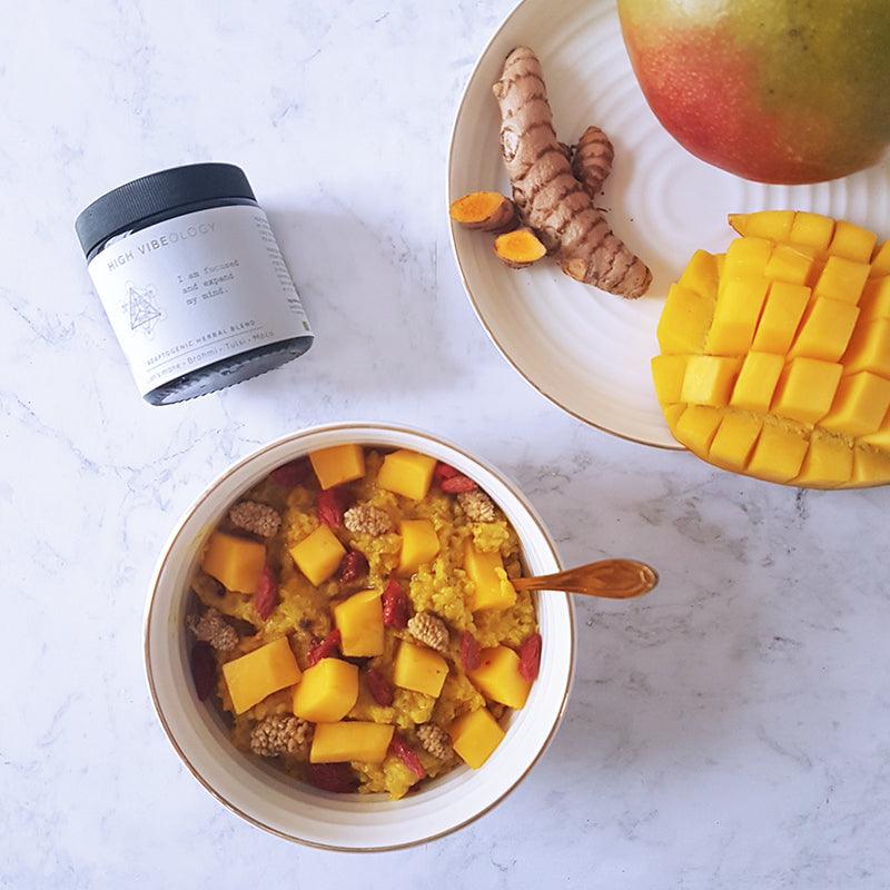 Gouden melk mango havermoutpap met adaptogenen - High Vibeology