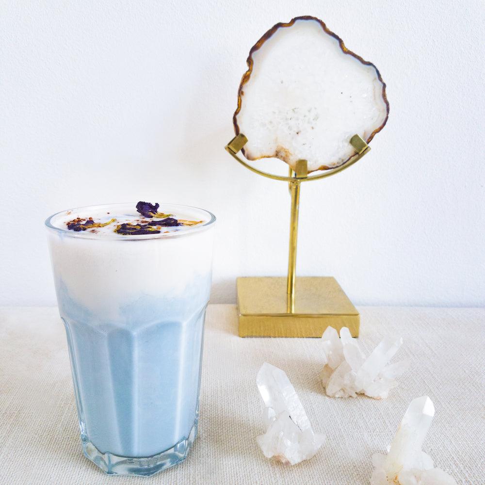 Butterfly pea lavendel moon milk - High Vibeology