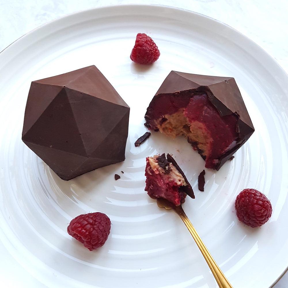 Chocolade dessert met frambozen vulling en dadel-kokos karamel - High Vibeology